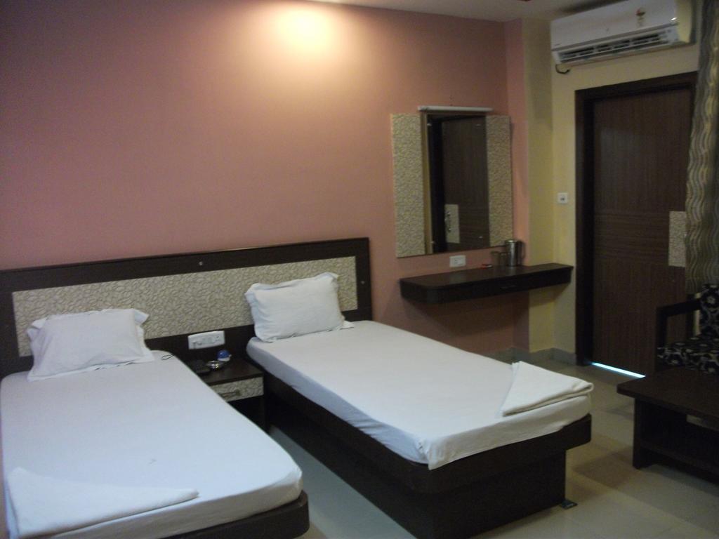 Hotel Parashuram Guwahati Bagian luar foto